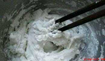 澄面怎么做饺子皮(随手用刀铲起薄粉片,包馅时非常容易开裂)