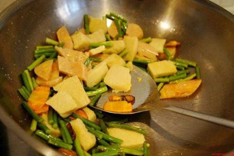 炒冻豆腐怎么做好吃(蒜薹清洗切条,香肠斜切片。)