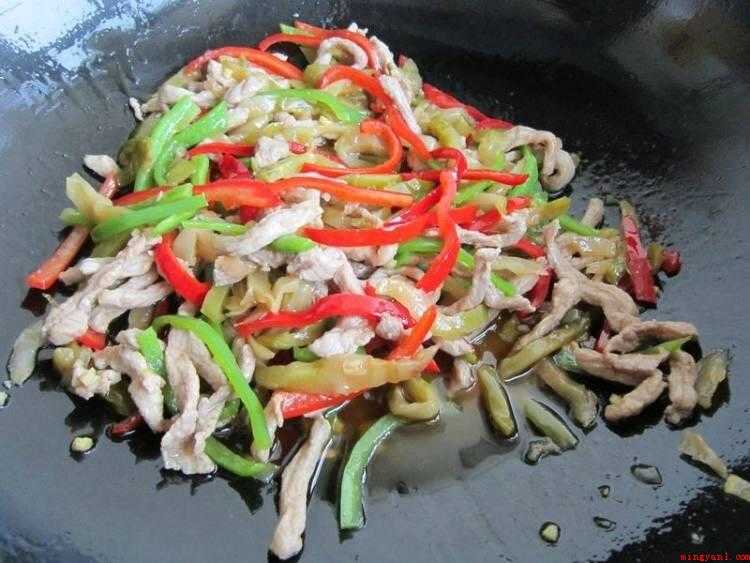 榨菜怎么做好吃（食材准备:榨菜、瘦肉、青红辣椒、植物油、盐、味极鲜、鸡精、淀）