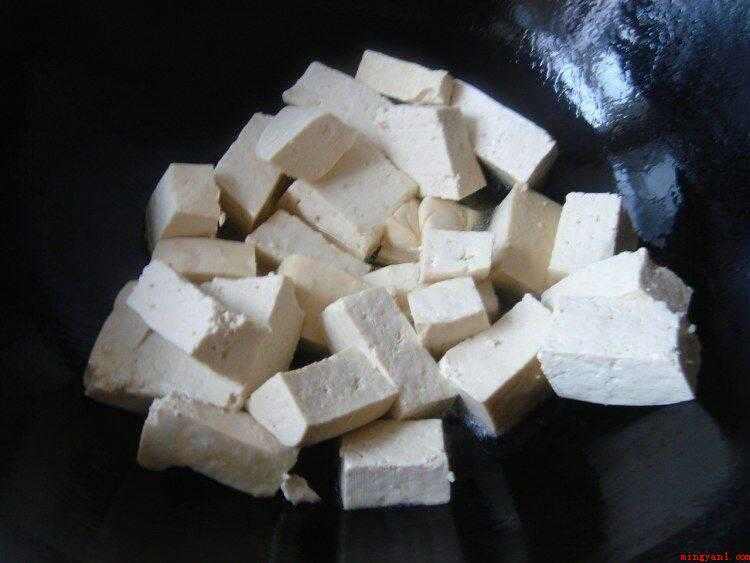 豆腐炒辣椒怎么做(食物提前准备:豆腐300克辣椒50克、油适当、盐适量)