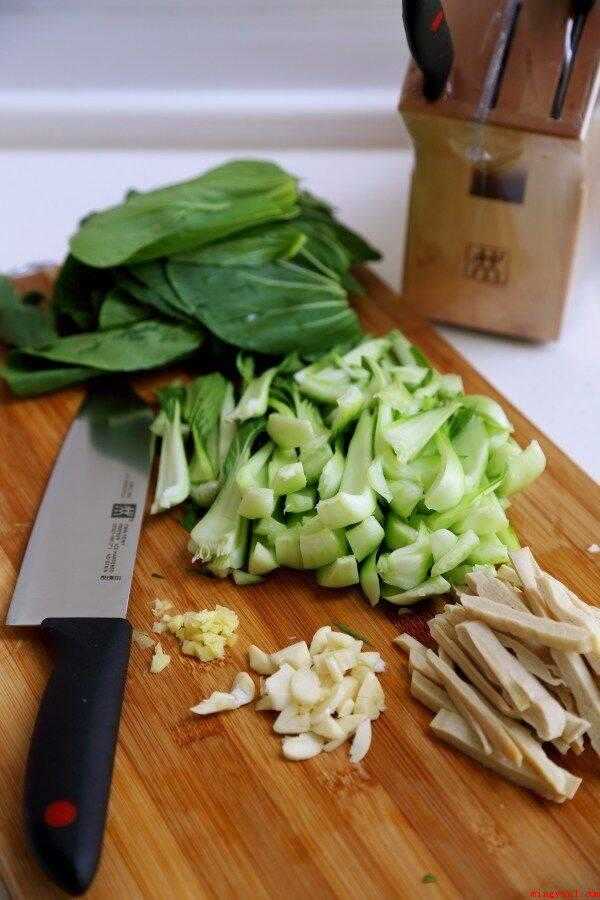 菜怎么炒好吃（青菜的嫩叶供蔬菜用,为中国最普遍蔬菜之一）