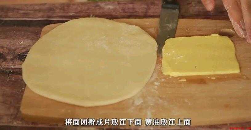 面包如何做(面团和黄油要步调一致,用三擀三折的方法)