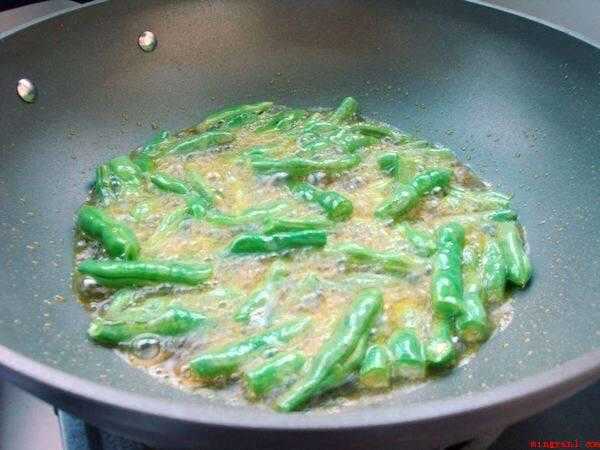 油豆角的做法(蒜去皮放入蒜臼中捣成蒜泥备用)