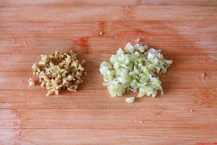 炸丸子怎么做(牛肉切成肉末的做法步骤)