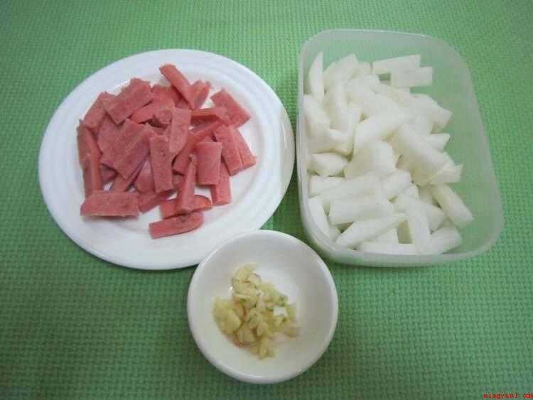 萝卜条怎么炒（白萝卜300克、香肠3条、油、盐、大蒜、蚝油、生抽各适量）