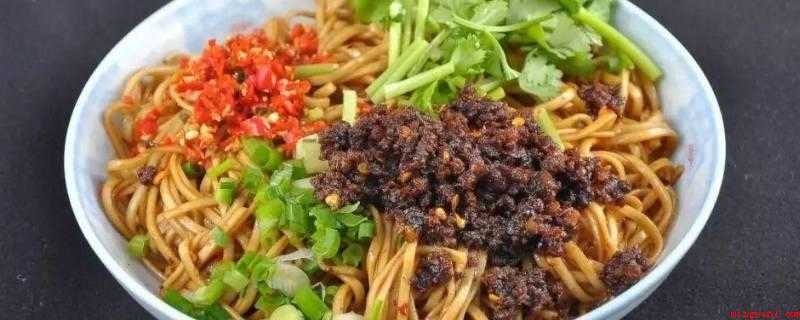 燃面为什么叫燃面(一碗面,一碗汤,即能使你领略到隆昌特有的油重无水、一点即燃)
