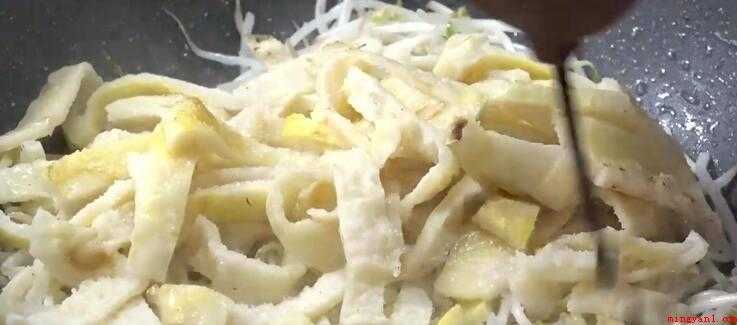 炒饼怎么做(老北京人吃油饼时会就着豆浆吃)