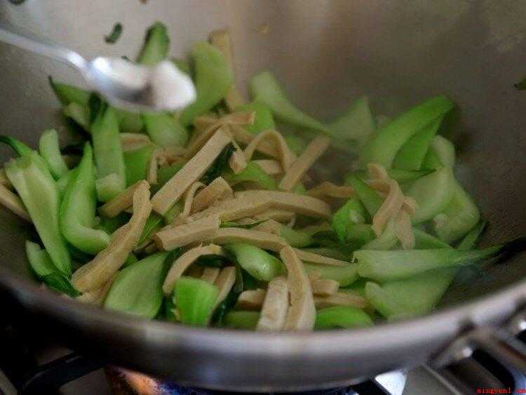 菜怎么炒好吃（青菜的嫩叶供蔬菜用,为中国最普遍蔬菜之一）