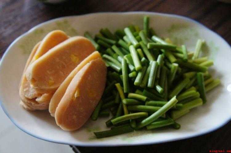 炒冻豆腐怎么做好吃(蒜薹清洗切条,香肠斜切片。)