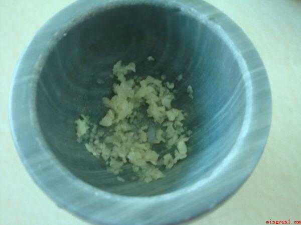 油豆角的做法(蒜去皮放入蒜臼中捣成蒜泥备用)