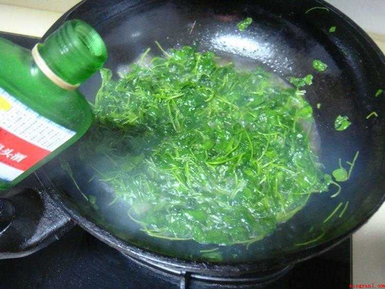 草头怎么炒的嫩又好吃(草头洗净后沥干水分,锅内倒油,油温9分热。)