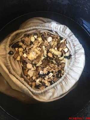 怎样自制熬制八珍汤膏（党参300克,自制八珍汤膏,夏天浸泡半天,大火烧开,小火煮一）