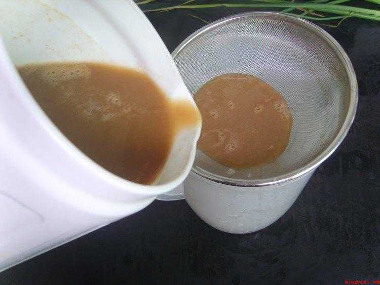 豆奶怎么做(红豆(提早泡软)、桂圆、枸杞子清洗)