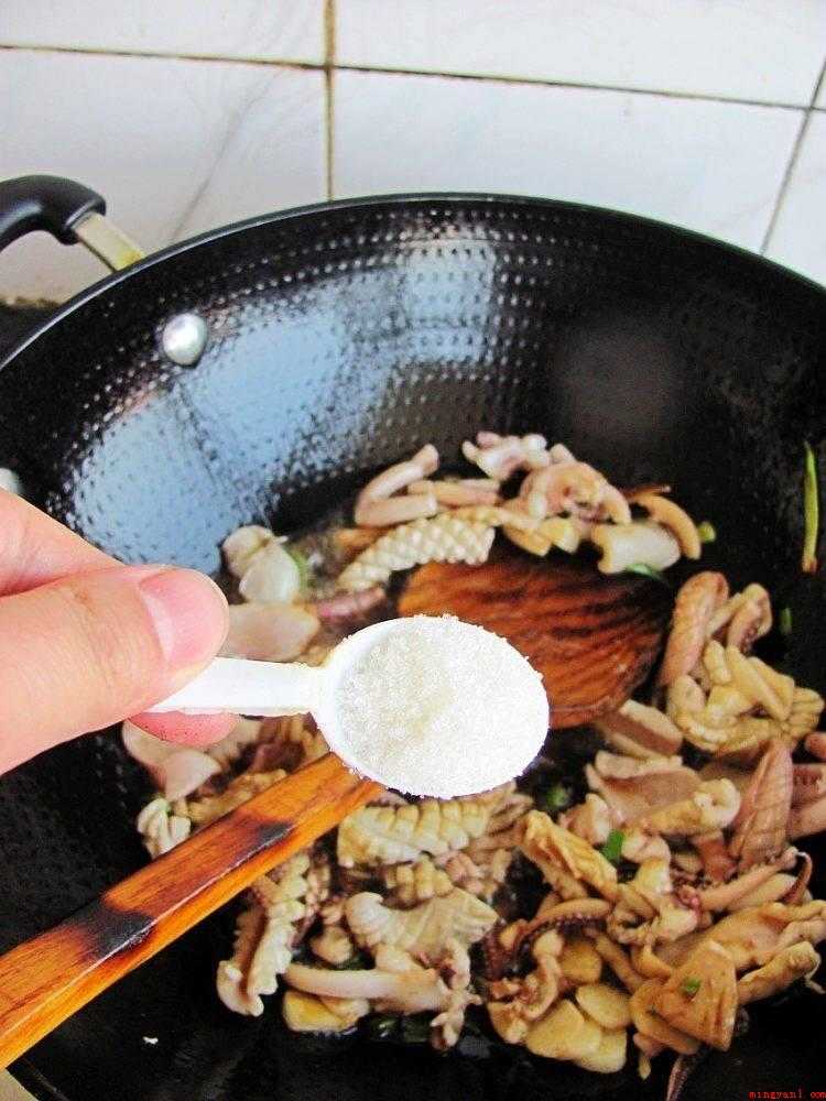 鱿鱼炒韭菜怎么炒(吃鱿鱼是一种好的选择,鱿鱼其营养价值毫不逊色于牛肉和金枪鱼)