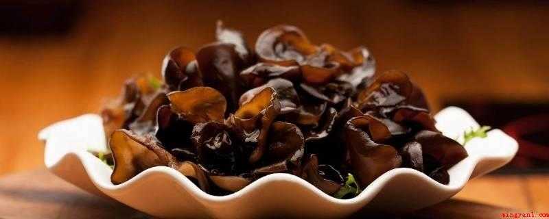 木耳有刺鼻气味是怎么回事(木耳大多是从锯末中培育出来的)