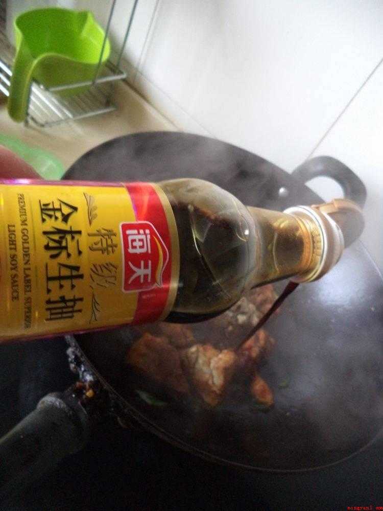 白萝卜怎么炒(食材准备:白萝卜1根排骨500克、油适量、大料3个、香叶2片)