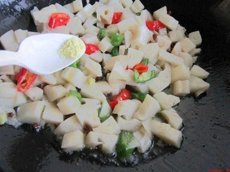 藕丁怎么炒好吃(莲藕的做法_健康频道)