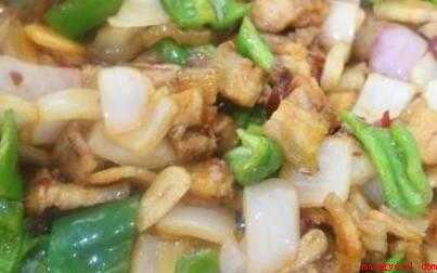 回锅肉的家常做法可以配什么菜(蒜黄、蒜台、卷心菜、马铃薯、大辣椒、莴笋这些)
