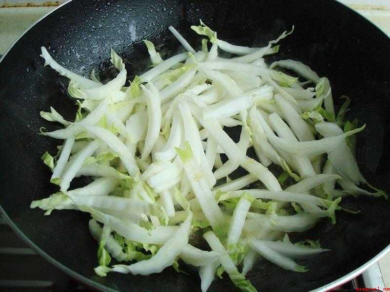 炒大白菜怎么做好吃(卷心菜杆、猪肉、蒜苗、五香粉、芝麻油(可选)、鸡精、淀粉。)