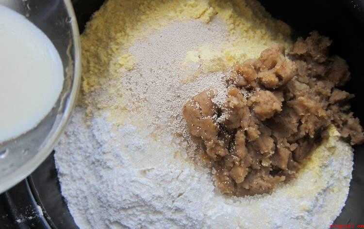 窝窝头怎么做（玉米粉,栗子蓉50克,牛奶,白糖,酵母各适量）