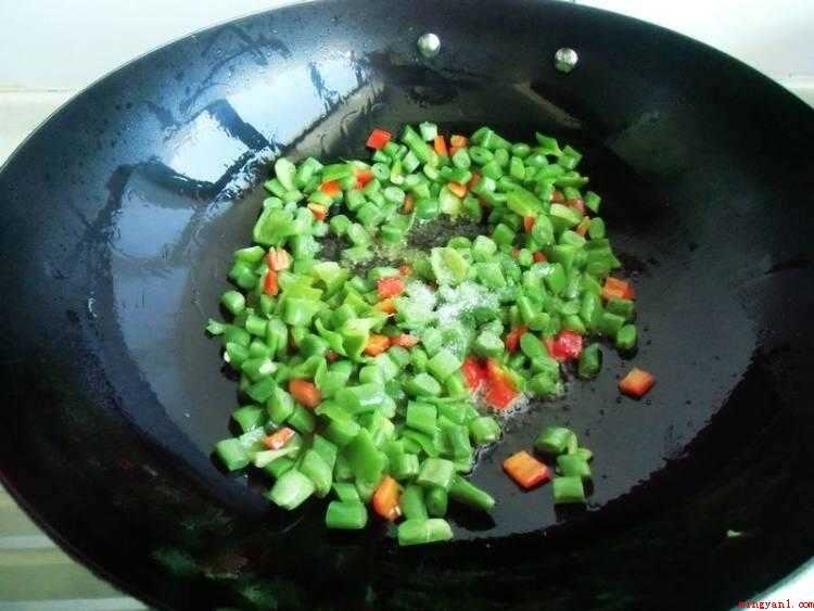 蛋炒豆角怎么炒好吃（鸡蛋定型,快速用筷子划散）