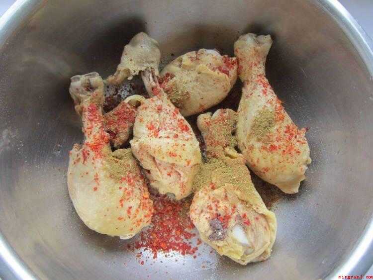 大个的鸡腿怎么做好吃（食物提前准备:鸡小腿、食用油、盐、生鸡蛋、面包糠、辣椒粉、孜）