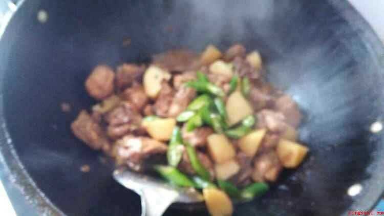 鸡边腿的简单做法(鸡边腿去油,去皮,剁小块。)