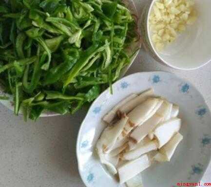 怎么炒肥肉(腊肉、青椒、豆瓣酱一小勺,酱油几滴)