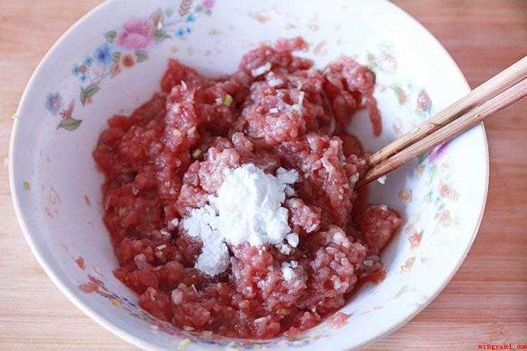 炸丸子怎么做(牛肉切成肉末的做法步骤)