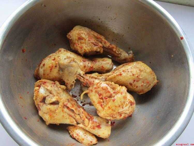 大个的鸡腿怎么做好吃（食物提前准备:鸡小腿、食用油、盐、生鸡蛋、面包糠、辣椒粉、孜）