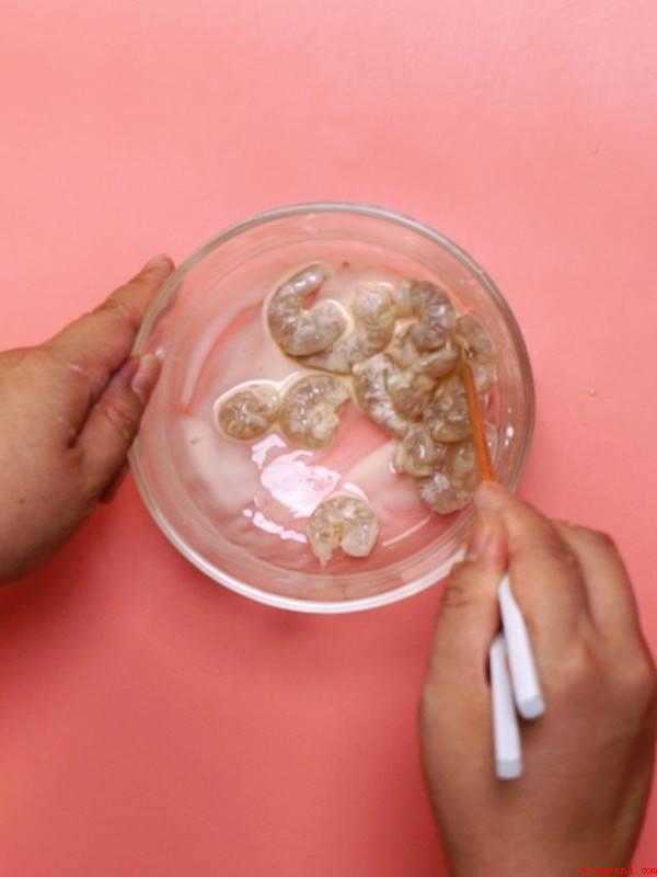 怎么炒滑蛋(炒滑蛋的准备材料:虾50克、玉米粒)