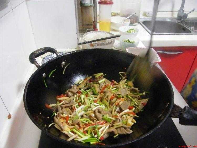 猪小肠怎么炒(猪大肠爆炒最为口味,湘菜一般喜欢爆炒做法,趁热食用非常美味_)