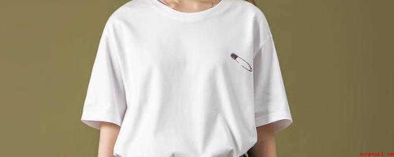 白色纯棉衣服被染色怎么洗掉(乳白色全棉衣服被染色可以用白米醋、84消毒液、漂白液、食盐水)