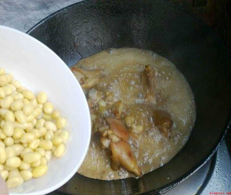 怎么炖猪蹄(大豆用水浸泡,直到体积变大)