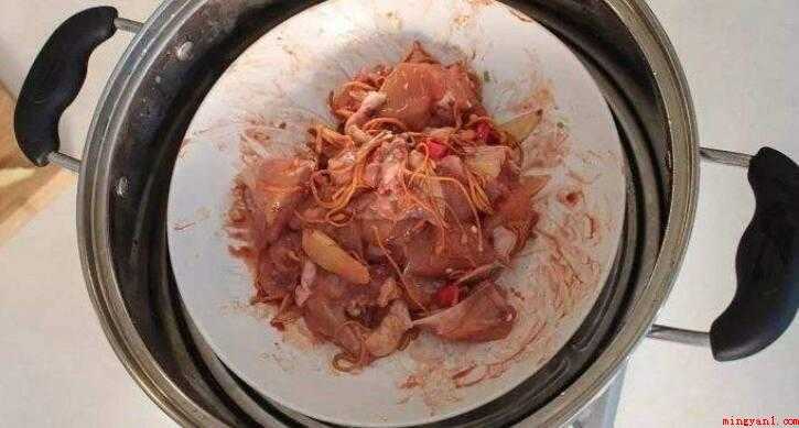 清蒸鸡怎么做(蒸鸡是淮扬风味菜,是夏季菜,家庭生产非常方便,鸡胸肉,腿肉鲜)