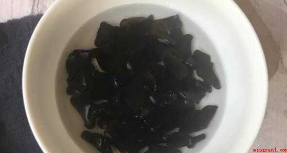 烤麸怎么泡（将烤麸放入沸水中,浸泡5分钟）