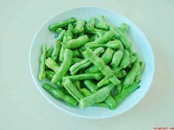 油豆角的做法(蒜去皮放入蒜臼中捣成蒜泥备用)