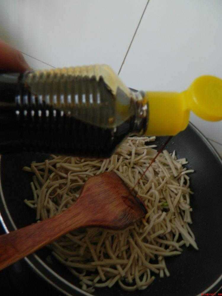 豆腐丝怎么炒好吃又简单（豆腐丝的做法_健康频道）