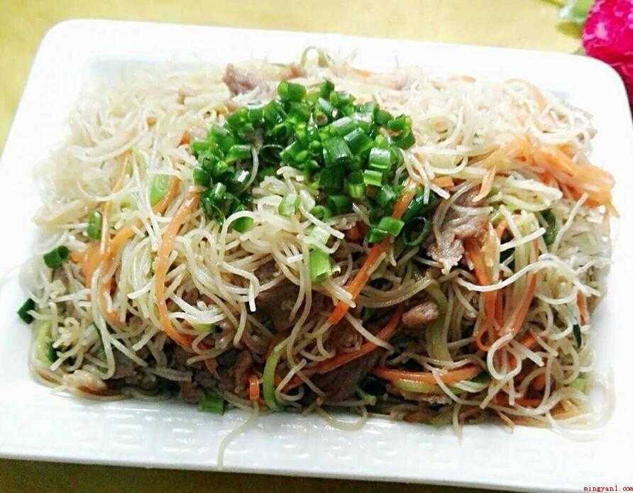 米粉怎么炒（胡萝卜、青瓜半条、香葱大蒜各适量）