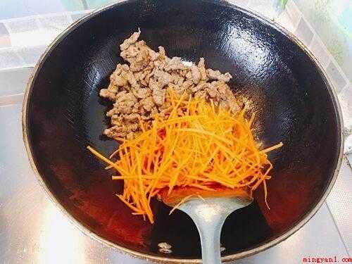 青椒牛肉丝怎么炒(青椒丝和黑木耳丝一起炒断生后加盐调味出锅)