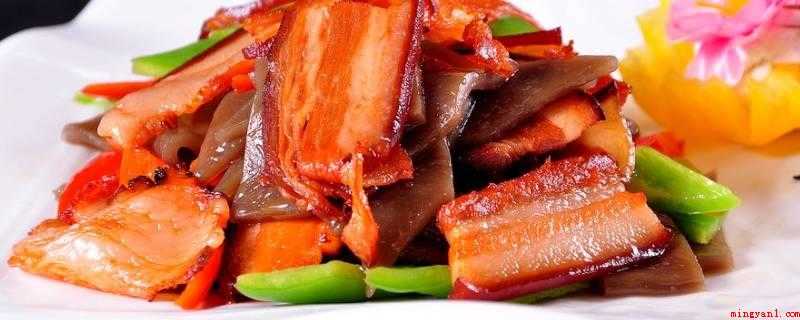 怎么炒腊肉好吃(腊肉200克,胡萝卜半根,红椒2个,青椒1个,大蒜4瓣,油盐)