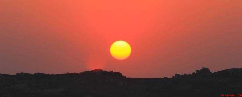 一个太阳日多少天(一个太阳日,地球上要自转360度需24钟头)
