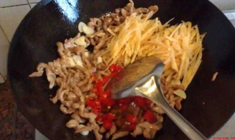 姜芽怎么炒的好吃(瘦肉切丝,酸姜芽,蒜片,泡椒30克,油糖,味道鲜美,蚝油和生)