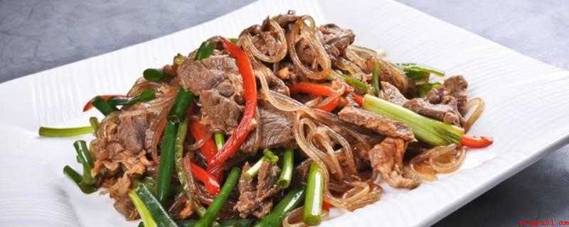 炒羊肉怎么炒好吃(羊肉、葱、大青椒、蒜、干红辣椒、盐、味精、酱油、粉、食用油)