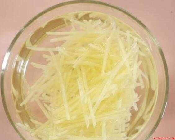炒土豆丝怎么不粘锅（炸土豆丝前,在水中清洗淀粉）