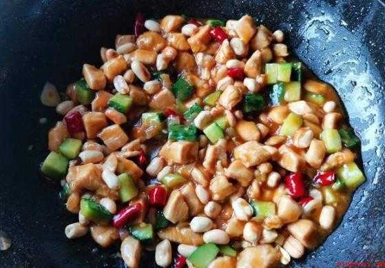 怎么炒鸡丁好吃(美食推荐:鸡胸脯肉1块、黄瓜半根、油炒花生米)