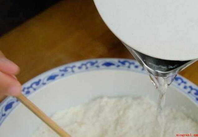 糖高怎么做法(小麦面粉、白糖、老红糖为原材料制做的特点)