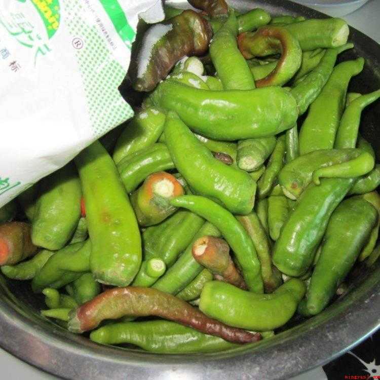 酸辣椒怎么腌制好吃又能放长时间(鲜辣椒晾干水分怎么做?)