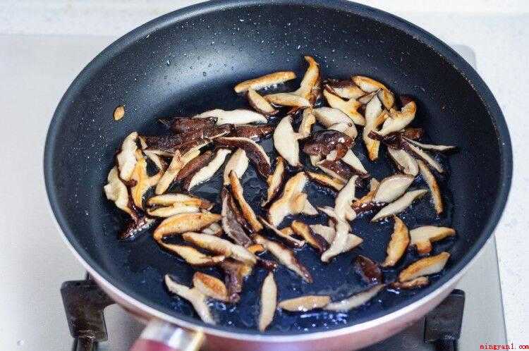 香菇油菜怎么做（小油菜割开洗净,浸盆预留。）