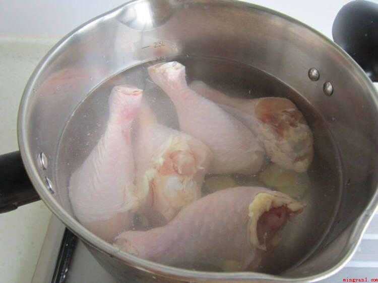 大个的鸡腿怎么做好吃（食物提前准备:鸡小腿、食用油、盐、生鸡蛋、面包糠、辣椒粉、孜）